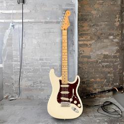 Fender American Professional II Stratocaster - Olympic White with Maple Fingerboard