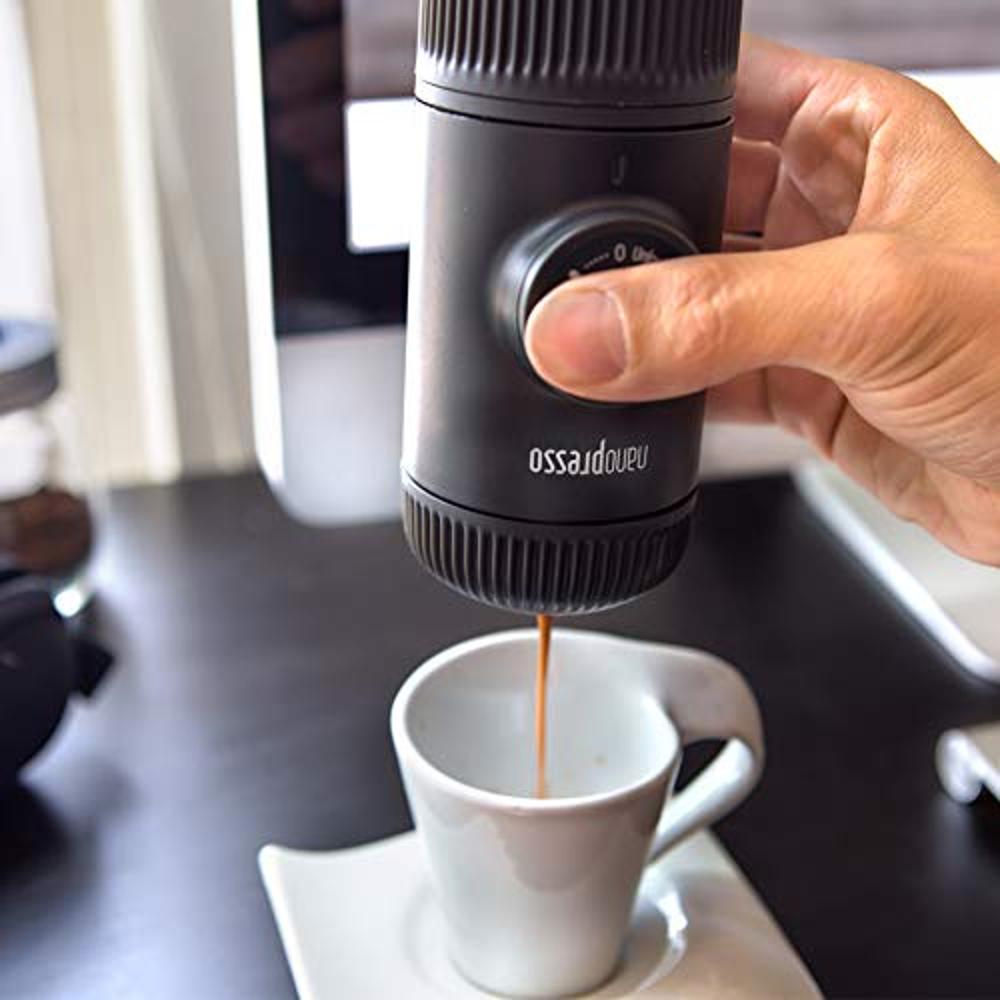  WACACO Nanopresso - Cafetera portátil de café expreso, versión  mejorada de Minipresso, presión de 18 bares, cafetera de viaje pequeña,  operada manualmente. Perfecto para cocina y oficina : Hogar y Cocina