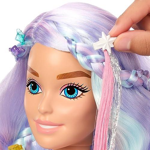 Barbie Doll Cabeza de Peinado de Cuento de Hadas, Cabello de Fantasía Pastel con 20 Accesorios