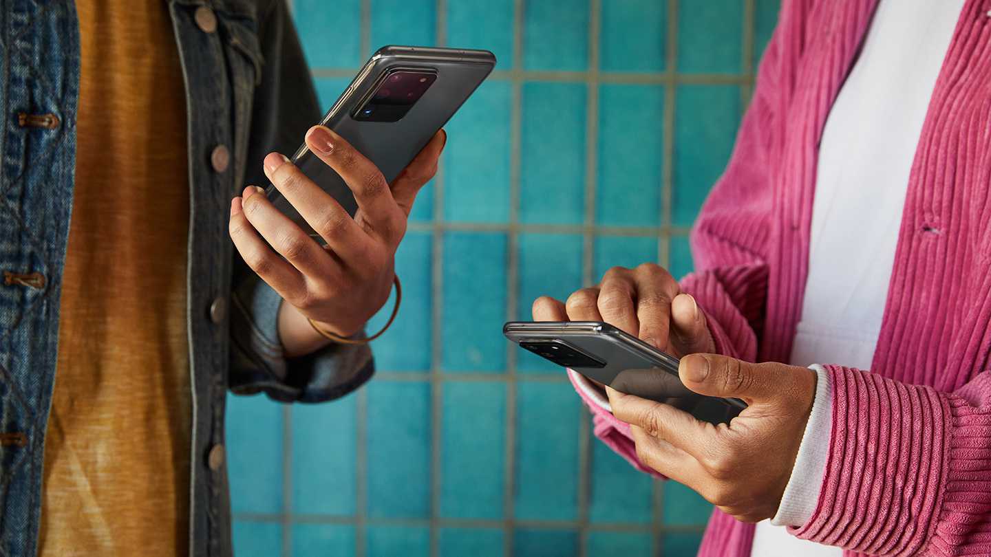 Dos mujeres que tienen teléfonos Galaxy S20 Ultra muestran con qué facilidad puedes compartir fotos con tus amigos cercanos usando Quick Share